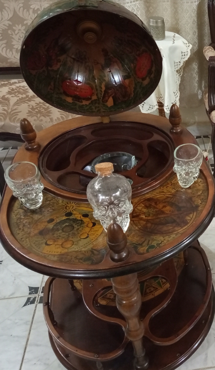 Antique min bar + table ronde vintage Meubles et décoration Tunisie
